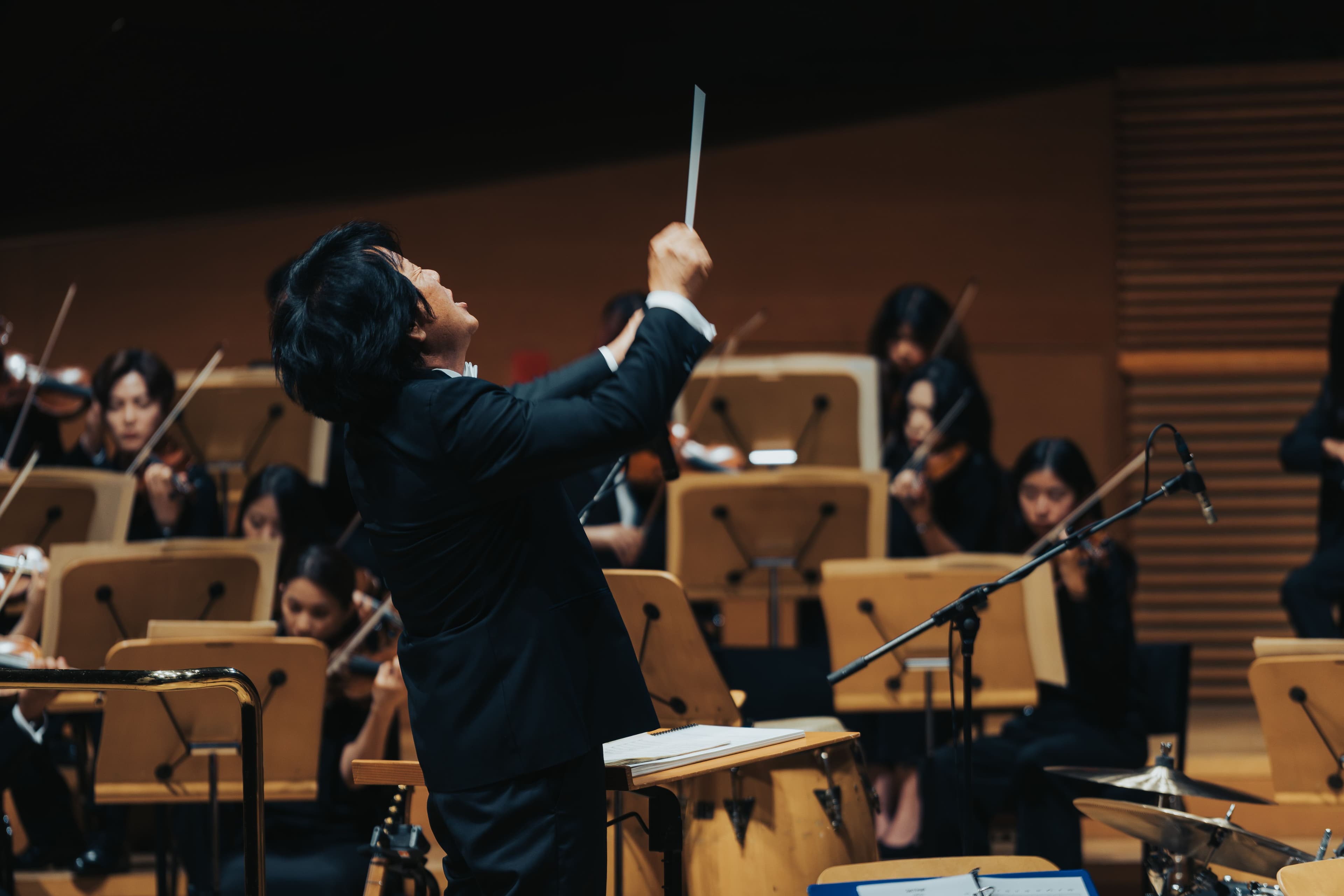 Alt text: Conductor Seung Ju Kim leads the combined orchestra during KYCC’s 25th Annual Benefit Concert at Walt Disney Concert Hall.