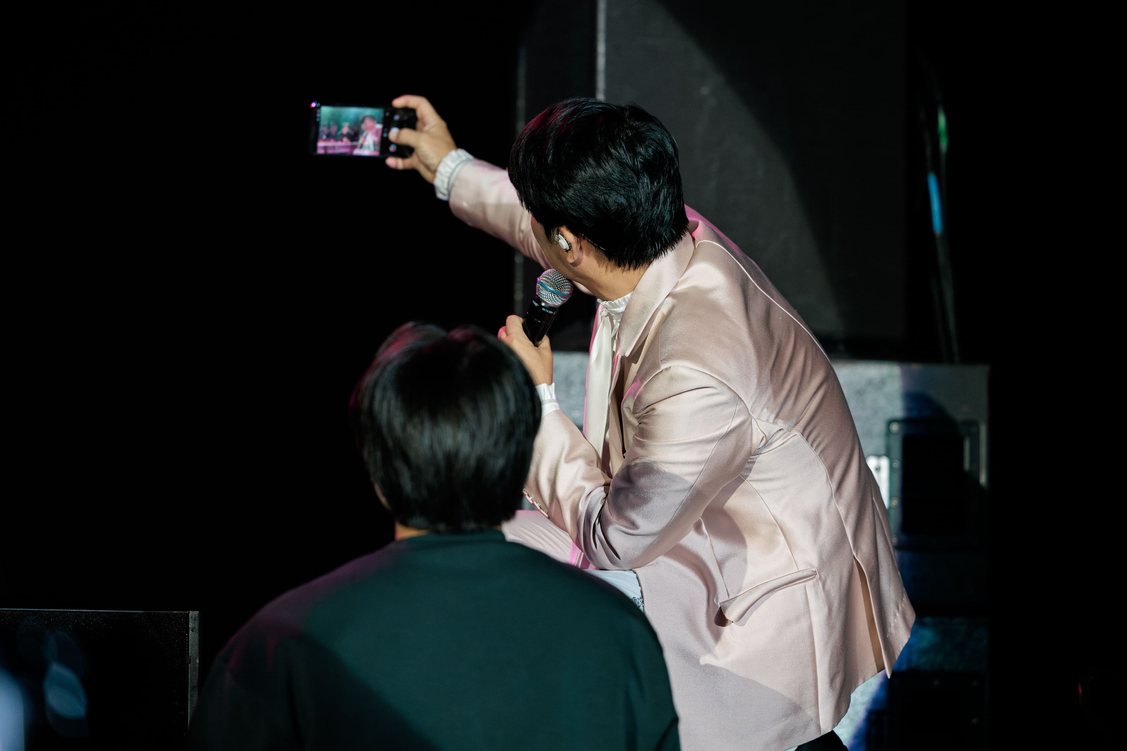 Lim Chang-jung holds up a phone for a selfie near the audience during his concert at Pechanga Summit.