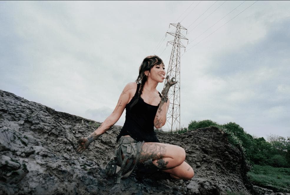 Promotional artwork for Beabadoobee’s 2026 Powerlines Tour.